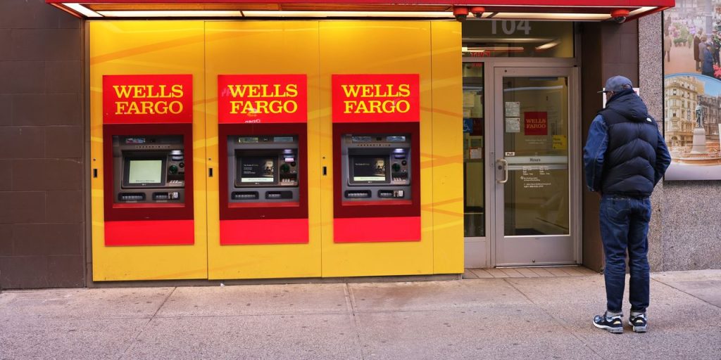 U.S. bank deposits edge down in latest week while lending rises