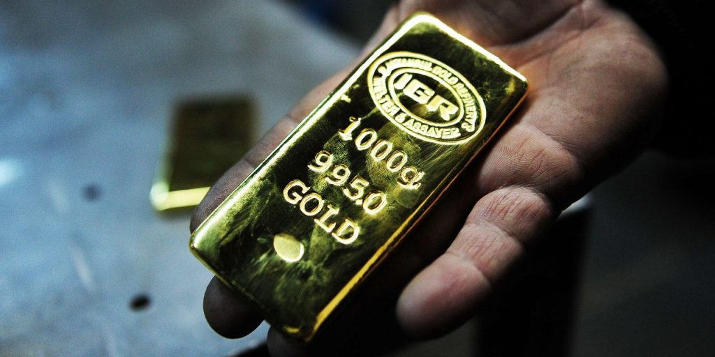 Gold ends lower, extending losses after worst week since February