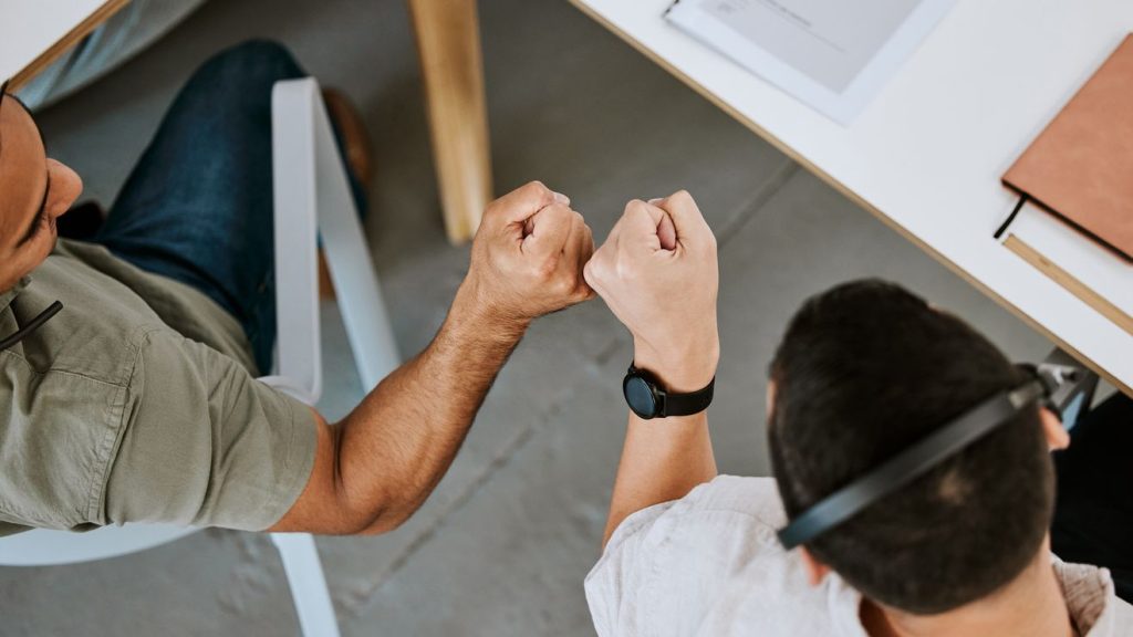 Men reap greater benefits than women when they support co-workers, MIT study finds