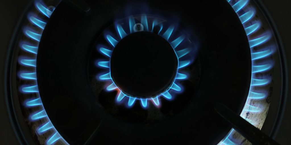 Natural-gas futures drop more than 7%; oil prices end higher