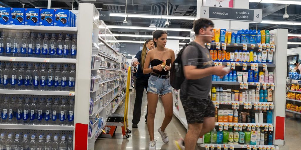 Fed sees hardy economy and low unemployment prolonging high inflation