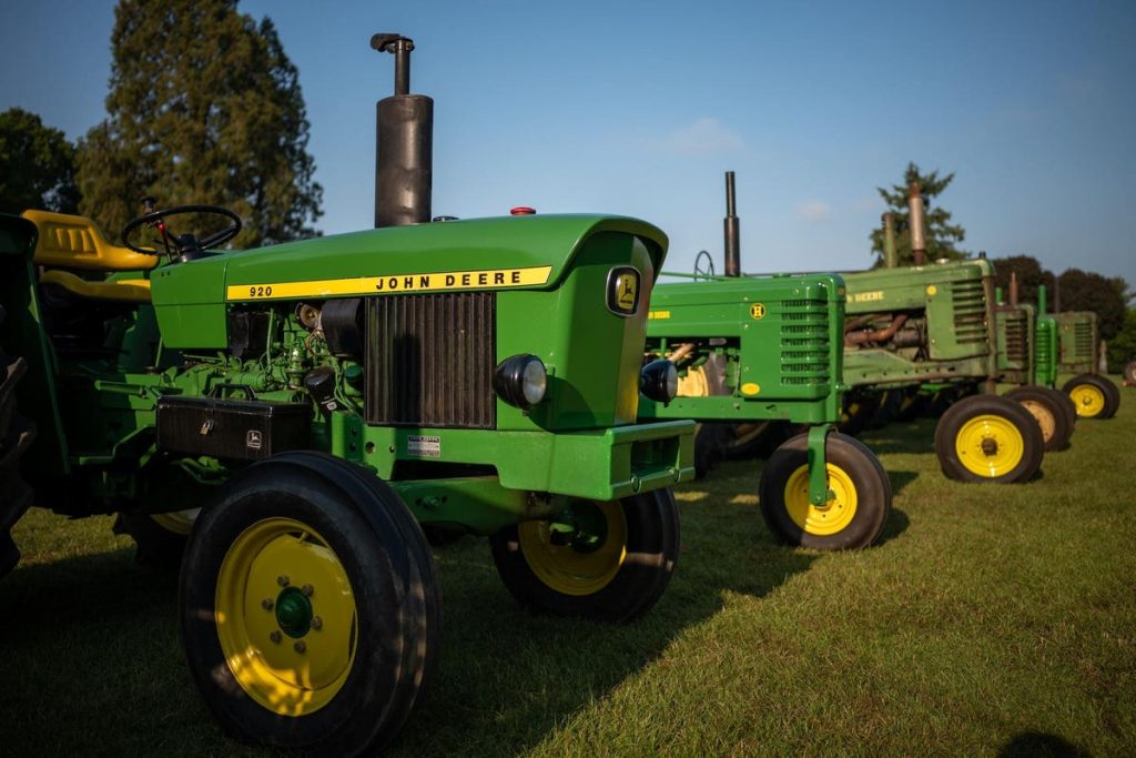 Is Deere Stock A Better Pick Over KO?