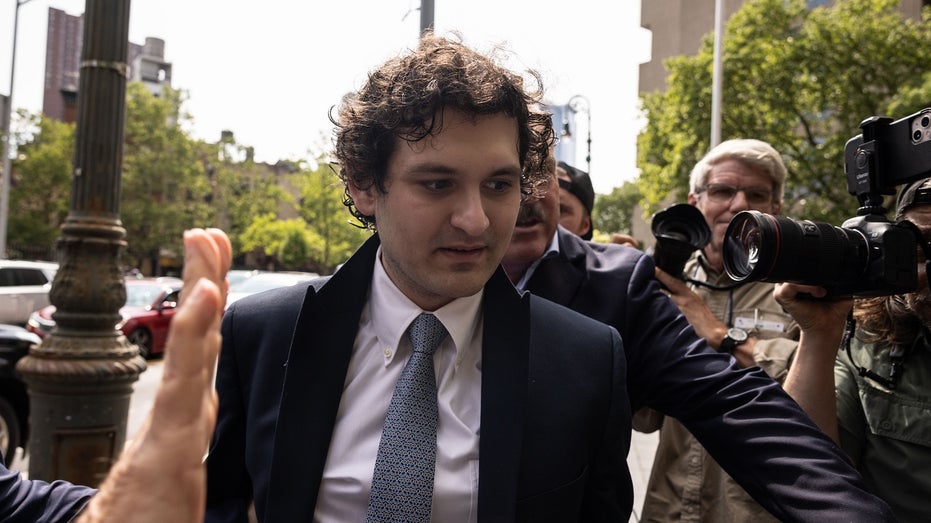 Sam Bankman-Fried arriving at court, surrounded by press