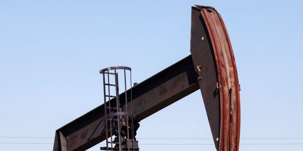 Oil futures mark a new high for the year, up a third straight week