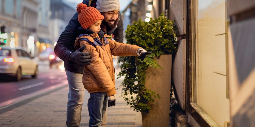 5 tips to rein in holiday spending and manage debt