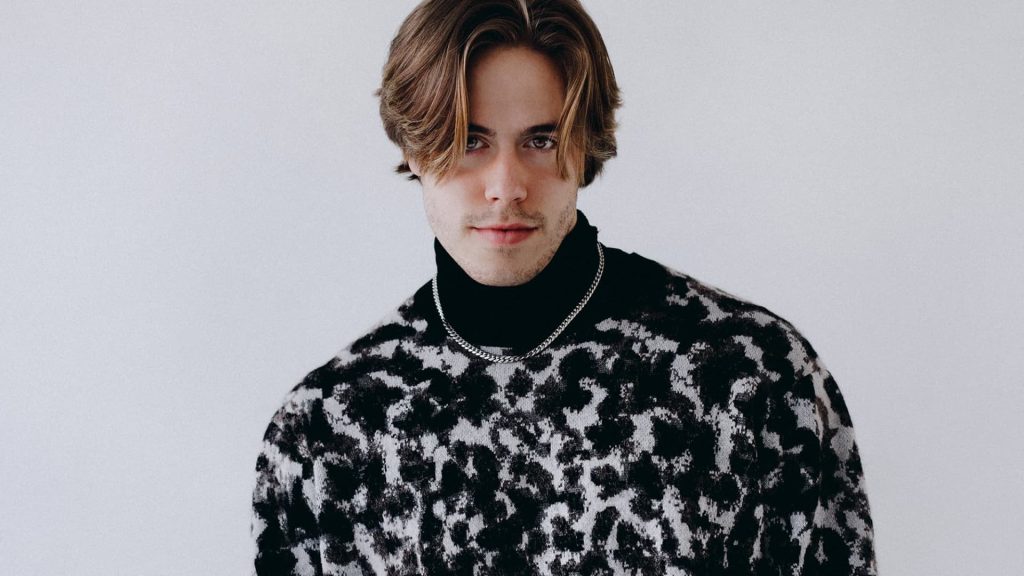 26-year-old brings in $33,000 a year from 2-minute side hustle that cost next to nothing to start