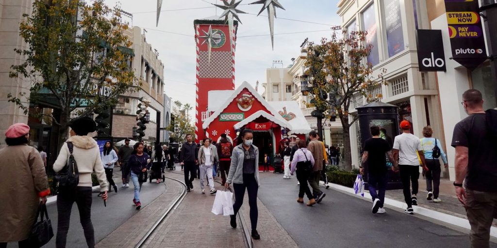 Holiday spending expected to hit up to $967 billion, as consumers show no signs of slowing down