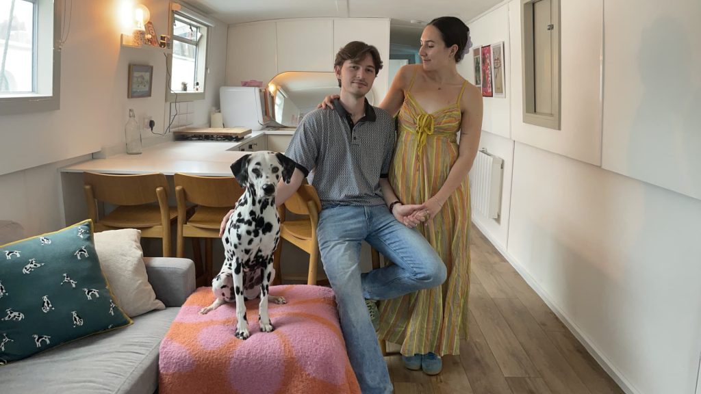 This couple pays $2,236/month to live on a 65-ft houseboat in London—take a look inside